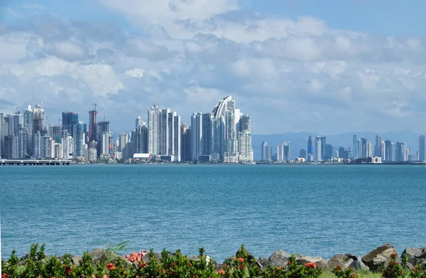 Panama City Panama Pacific coast modern siluetinin panoramik görünümü.