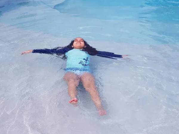 Niña Divirtiéndose Una Piscina — Foto de Stock