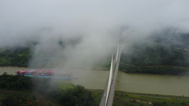 巴拿马 巴拿马 2017年8月11日 巨大的柱子巴拿马船横跨巴拿马运河在世纪桥梁之下连接西部和东部巴拿马 — 图库视频影像