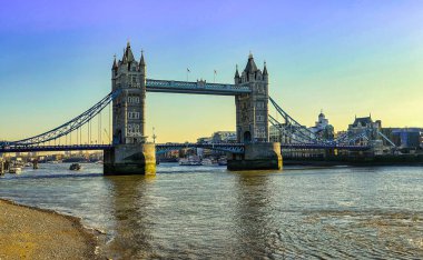  Kule Köprüsü bir kış gününde gün batımı güneş ışığı ile aydınlatılmış