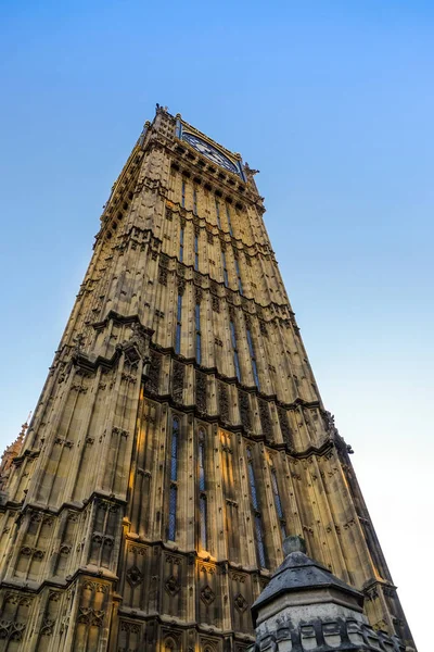 Vista dal basso del traino del Big Ben — Foto Stock