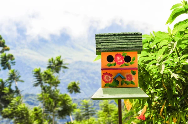 Primer plano de una colorida casa de pájaros en un jardín — Foto de Stock