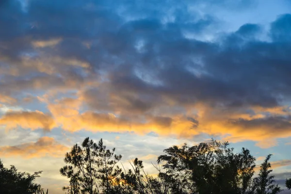 Belo nascer do sol com um céu azul claro e clo colorido vibrante — Fotografia de Stock