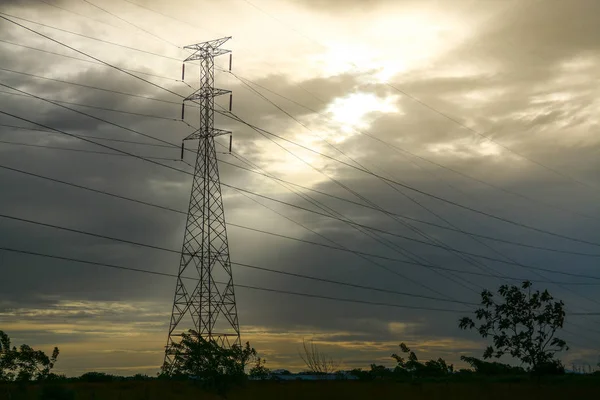 Zicht op een grote mast elektrische toren met kabels — Stockfoto