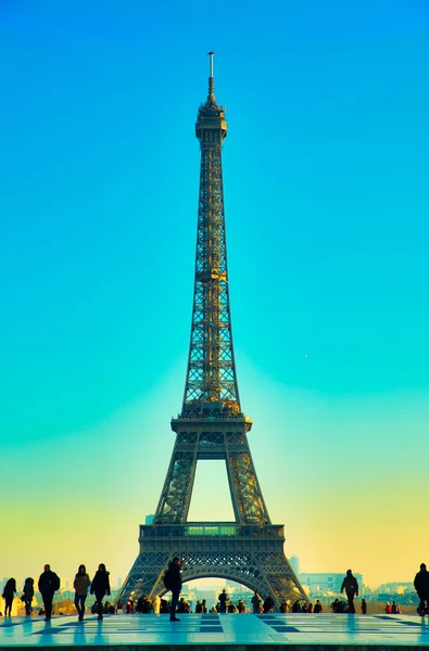 Eiffel-torony naplementekor gyönyörű élénk színekkel — Stock Fotó