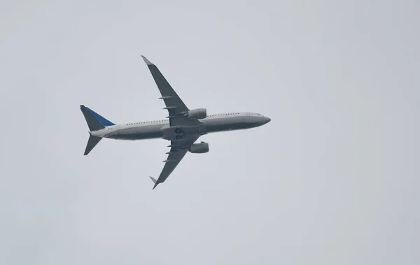 Primo piano di un grande aereo passeggeri nel cielo — Foto Stock