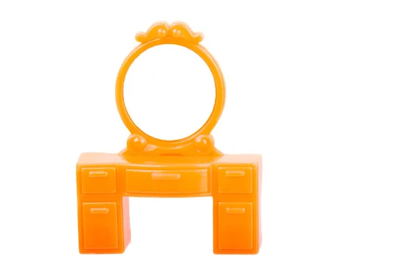 Blick auf eine orangefarbene Plastik-Spielzeugkommode, die isoliert auf einem — Stockfoto