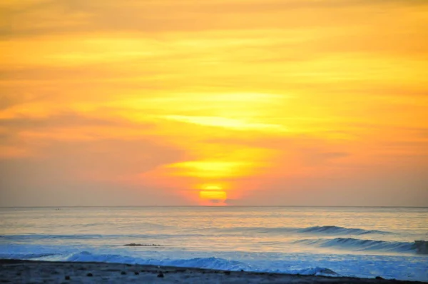 Nascer do sol bonito e colorido em uma praia no Panamá — Fotografia de Stock