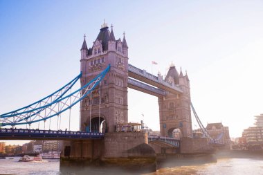  Gün batımı güneş ışığı ve hafif bir sis ile aydınlatılan Tower Bridge