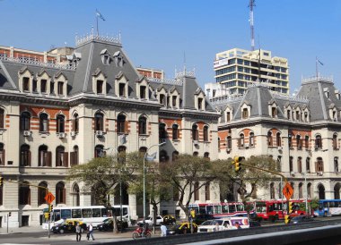 Buenos Aires, Arjantin'de işlek bir caddenin görünümü.