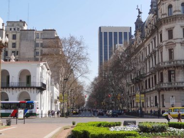 Buenos Aires, Arjantin'de işlek bir caddenin görünümü.