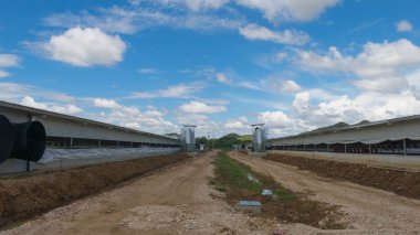 Koznstruction altında bir kümes hayvanı çiftlik iki tam ev gösteren