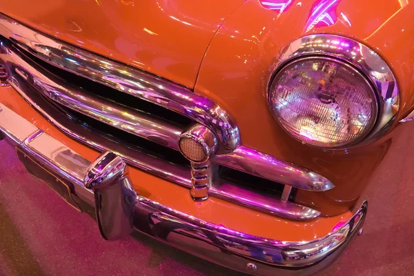 古いキャンディ赤い車のフロントバンパーのクローズアップ — ストック写真