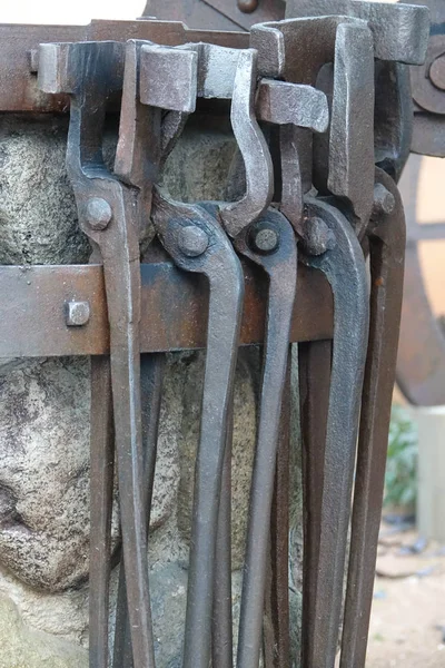 Cierre de algunas herramientas de hierro colgando de una pared — Foto de Stock