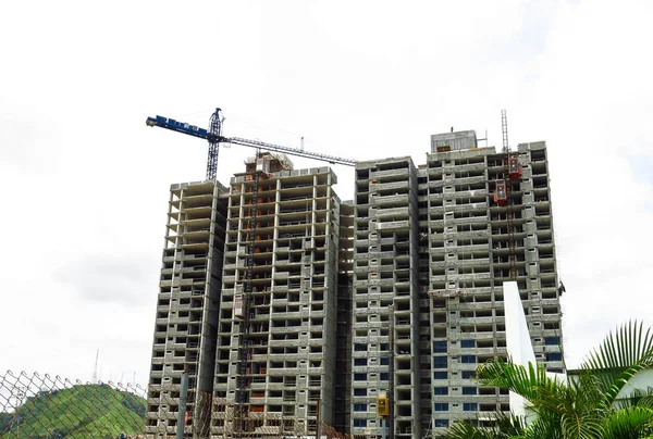 Kilátás egy építkezésen két apartman tornyok, hogy épületét — Stock Fotó