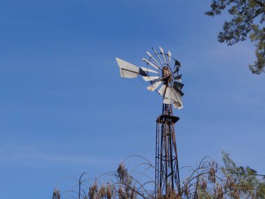 bir arka plan olarak derin mavi skyy ile eski bir rüzgar değirmeni görünümü