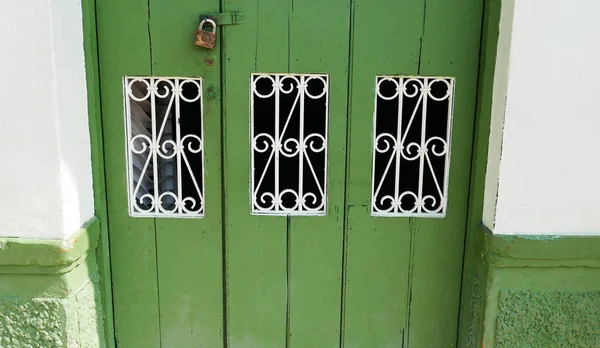 Close-up van een houten groene deur huis in een landelijk dorp in Colo — Stockfoto