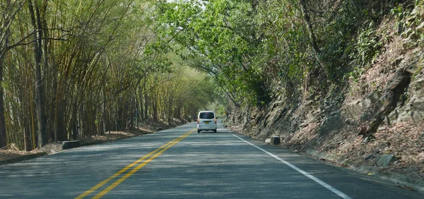 Uma estrada típica no campo de Clombia, América do Sul . — Fotografia de Stock