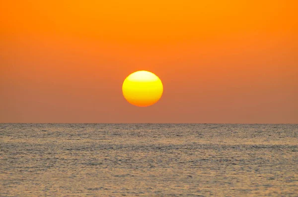 Vue sur le soleil qui se lève sur une plage au Panama — Photo