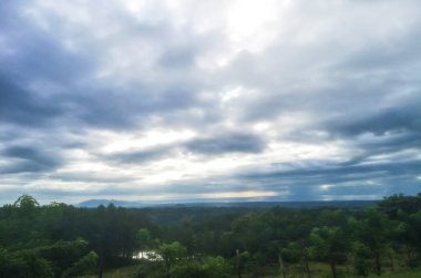 Panama'da bir dağdan güzel gündoğumu doğru bakıyor 