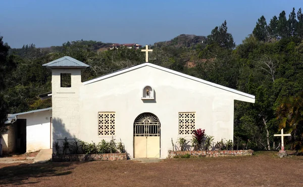 Utsikt över en liten lantlig katolsk kyrkplatsen i landskapet av Panama — Stockfoto