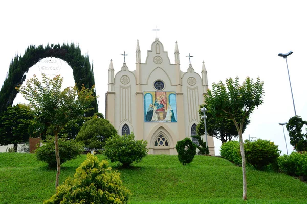 Uitzicht op een kleine kerk in een klein stadje in Brazilië — Stockfoto