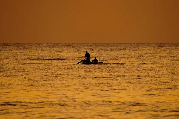 Widok małej łodzi rybackiej wychodzenia na morze podczas pięknej — Zdjęcie stockowe