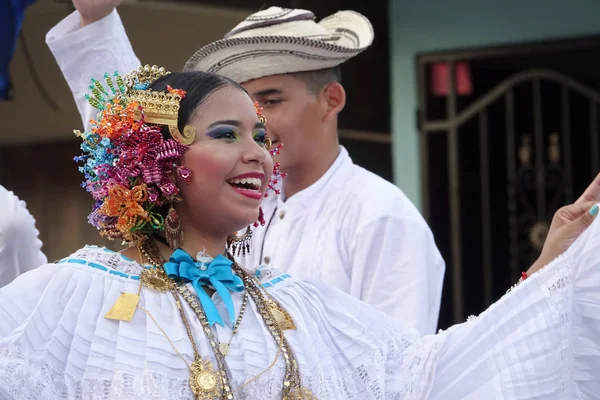 Los Santos Panama Nov 2018 Młoda Kobieta Ubrana Tradycyjny Strój — Zdjęcie stockowe