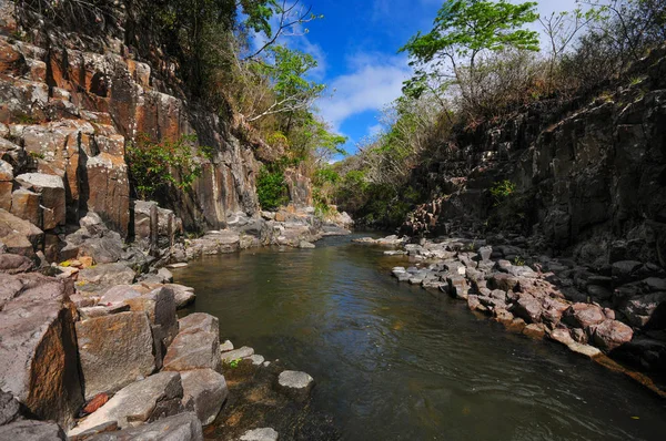 Blick auf einen Fluss mit Felsen und blauem Himmel — Stockfoto