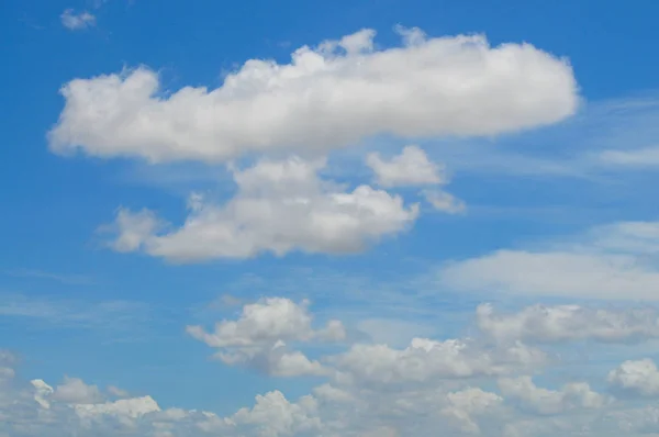 Vista de hermosas nubes blancas en un cielo azul — Foto de Stock