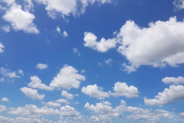 Vista de un hermoso cielo azul con muchas nubes blancas esponjosas — Foto de Stock