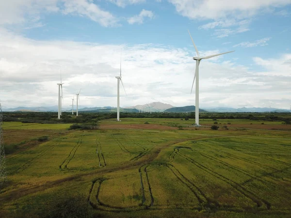 Veduta aerea di una turbina eolica in risaie piantagione in cen — Foto Stock