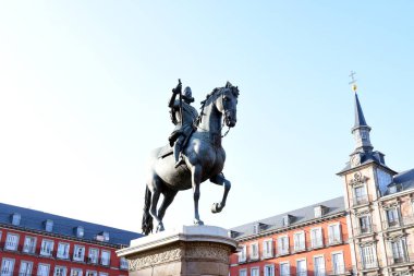 Madrid-İspanya-19 Şubat 2019: Madrid'deki Felipe Iii Heykeli, Plaza Mayor'un merkezinde yer alan İspanya Kralı Iii..