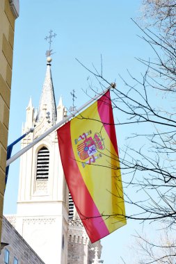 Madrid'de bir binadan uçan İspanya bayrağı