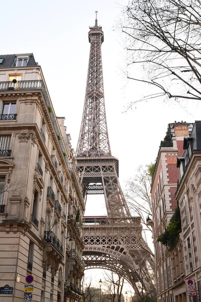 Wieża Eiffla widziana z ulicy miejskiej w Paryżu — Zdjęcie stockowe
