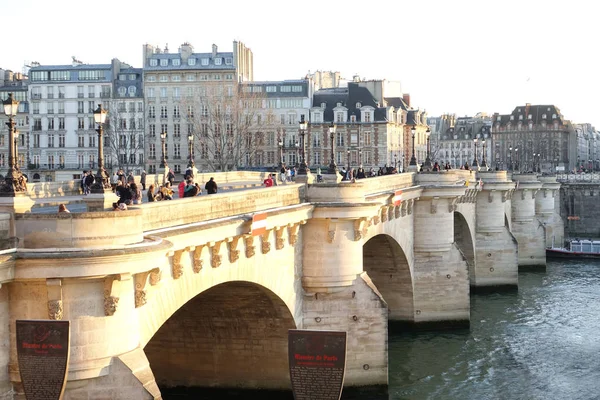 Paříž-Francie-Únor 24, 2019: Pont Neuf je nejstarší stojící — Stock fotografie