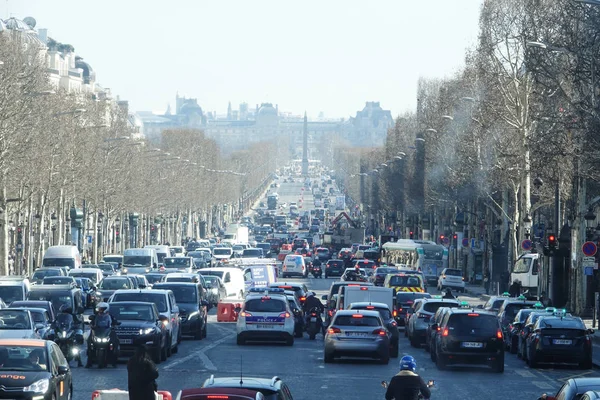 フランス 2019年2月25日 シャンゼリゼ通りは フランスのパリ8区の大通りで 長さ1 9Km 幅70Mの大通りで コンコルド広場とシャルル ゴール広場の間を走っています ストック写真