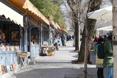 Madrid-İspanya-19 Şubat 2019: El Prado Müzesi yakınlarındaki kitapçılar v