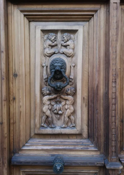 Fechar-se de uma porta de entrada com belas esculturas — Fotografia de Stock