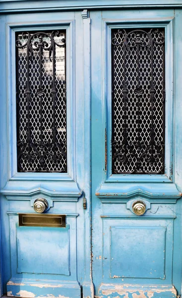 Close-up van een grungy alle verweerde deuren in een woning ingang — Stockfoto