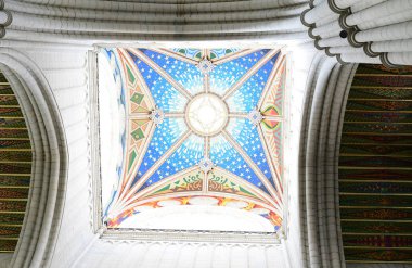 Madrid,İspanya,19 Şubat 2019:Almudena Katedrali (Santa Mara la Real de La Almudena) İspanya'nın Madrid kentinde bulunan bir Katolik kilisesidir. Madrid Roma Katolik Başpiskoposluğu'nun merkezidir. Katedral 1993 yılında Papa John Paul Ii tarafından kutsanmış oldu.