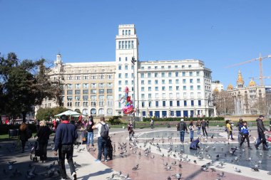 Barselona,İspanya,22 Şubat 2019:Plaza de Catalua, Barselona'nın merkezinde, genellikle hem şehir merkezi hem de eski şehrin ve 19..