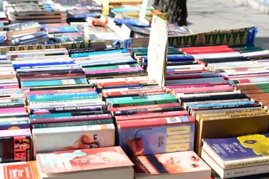 Madrid,İspanya,19 Şubat 2019: Madrid'deki El Prado müzesi yakınlarındaki kullanılmış kitapçılar çok popüler.