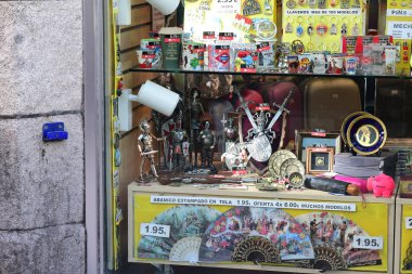 Madrid,İspanya,19 Şubat 2019: Madrid turistler için küçük hediyelik eşya dükkanları yla dolu