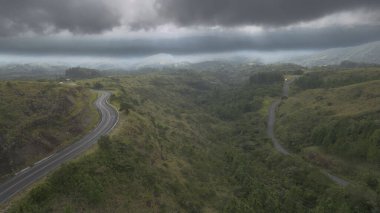 Arka planda çarpıcı bir gökyüzü ile Panama 'nın merkezi dağlarının ortasında iki dağ yolunun kesiştiği hava manzarası