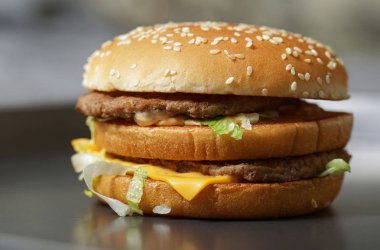 Lezzetli taze burger marul, peynir ve soğan koyu arka plan üzerinde Close-up