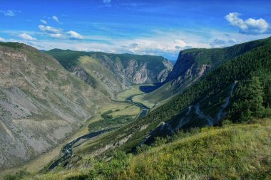 Chulyshman Vadisi nehir güzel manzarasına Altay Rusya üzerinde
