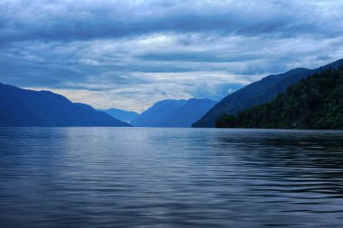 Lake Teletskoye görünümü. Altay Cumhuriyeti, Rusya Federasyonu