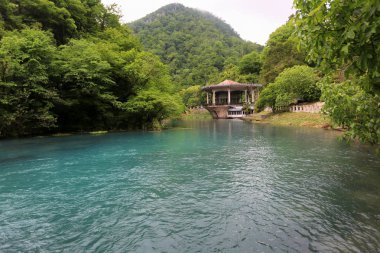 Bir terk edilmiş tren istasyonu gorge Psyrtshaand yeni Athos Abhazya'da gölde güzel manzaralarına, Köşk