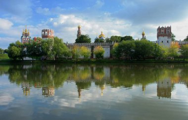 Gölet ve Moskova Novodevichy manastırda güzel görünümü